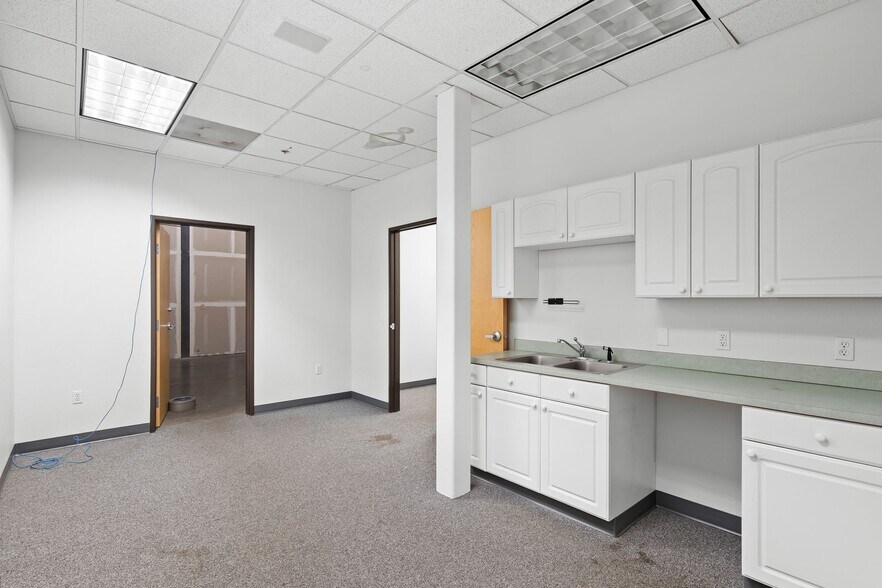 More Photos Of 5070 NE 59th Ave, Hillsboro Warehouse For Lease