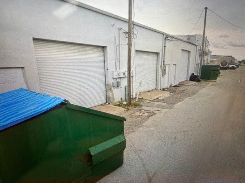 More Photos Of 1412-1414 Viscaya Pky, Cape Coral Warehouse For Lease