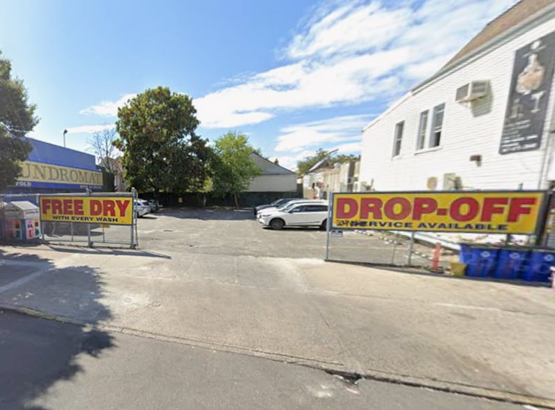 More Photos Of 87-36 Lefferts Blvd, Richmond Hill Storefront For Lease