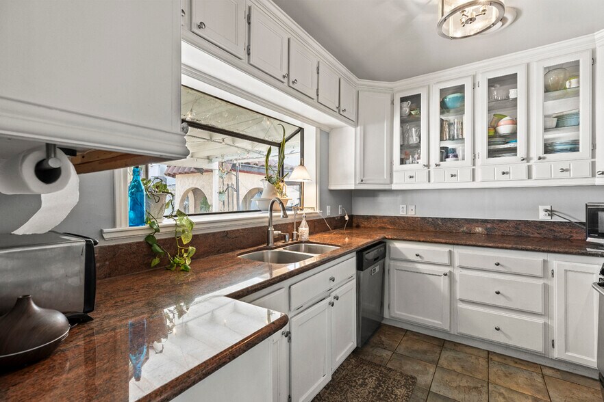 More Photos Of 906 E Commonwealth Ave, Fullerton Storefront For Sale