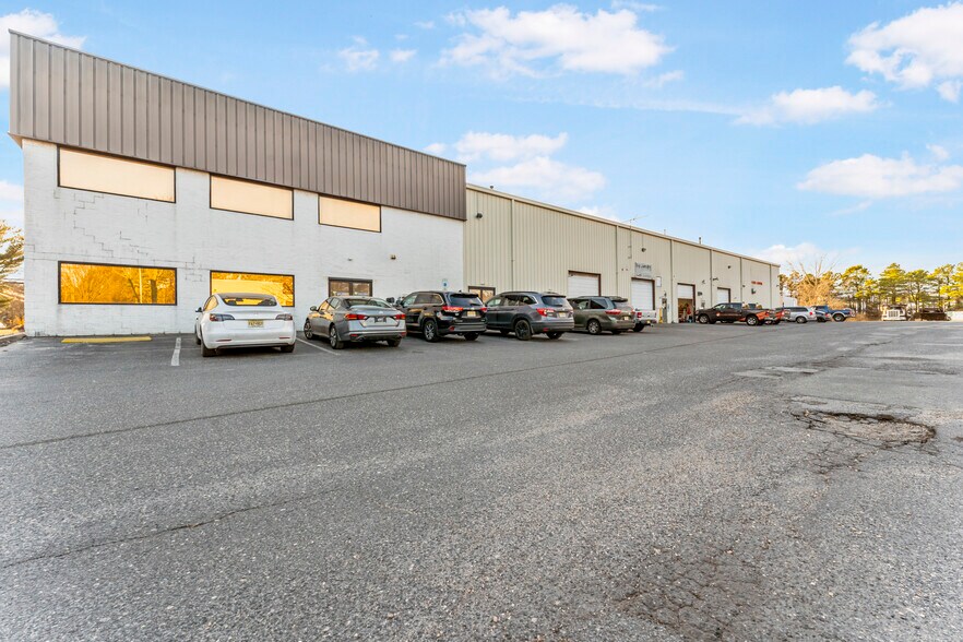 More Photos Of 1970 Swarthmore Ave, Lakewood Warehouse For Lease