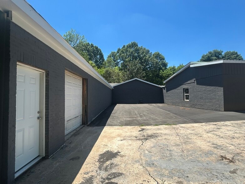More Photos Of 300 Guthrie St, Graham Warehouse For Sale