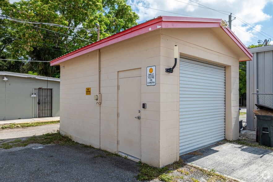 More Photos Of 1002 E Hillsborough Ave, Tampa Storefront For Lease