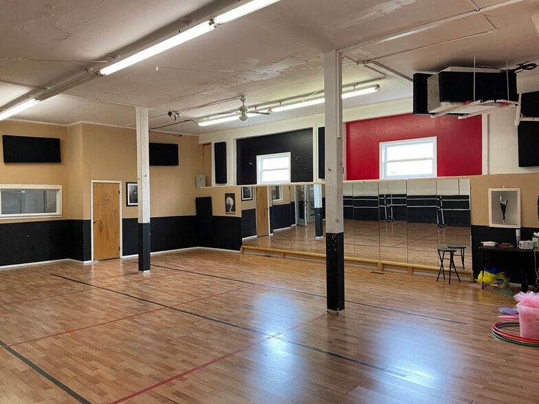 More Photos Of 307 6th St, Charleston Storefront Retail Office For Sale