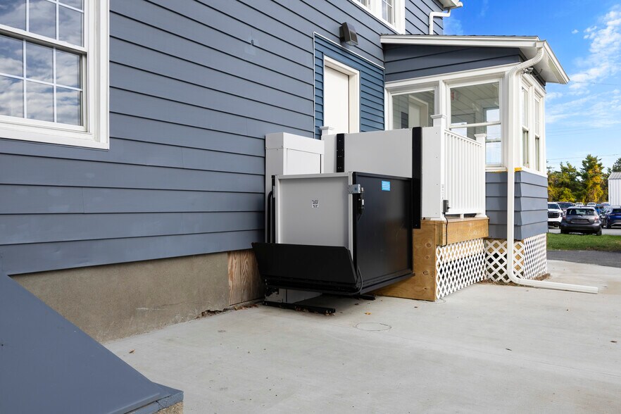 More Photos Of 267 Wolf Rd, Latham Office For Lease