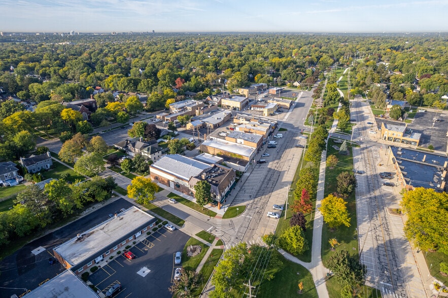 More Photos Of 27-31 E Park Ave, Villa Park Storefront Retail Residential For Lease
