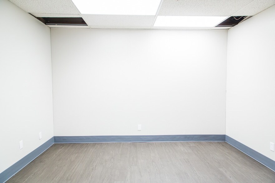 More Photos Of 10308 State Line Rd, Leawood Office For Lease