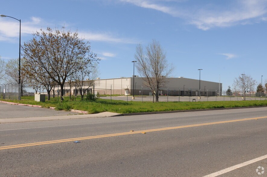 More Photos Of 5050 Arboga Rd, Olivehurst Distribution For Lease