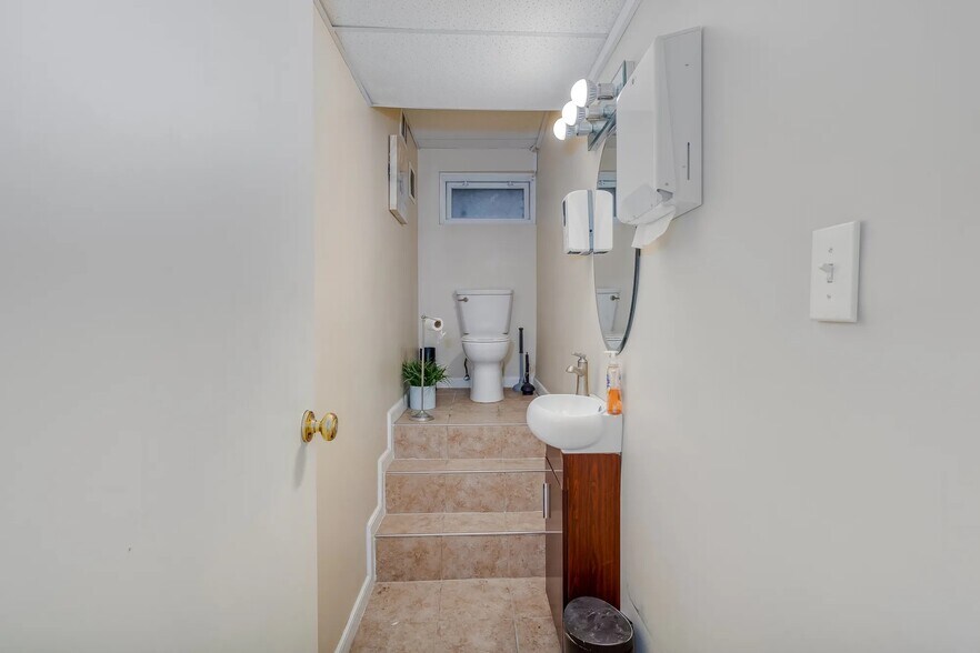 More Photos Of 1551 Kellum Pl, Mineola Office For Sale