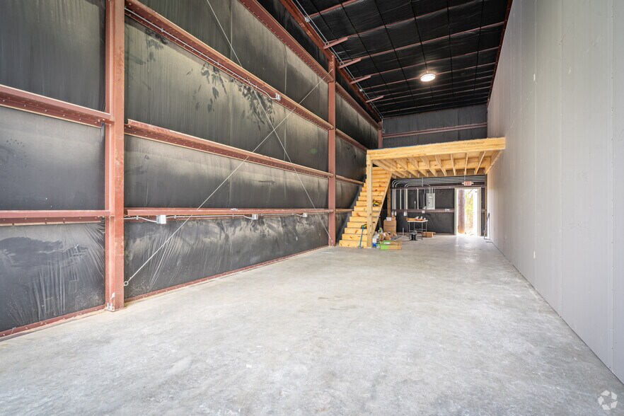 More Photos Of 17214 Huffmeister Rd, Cypress Showroom For Sale