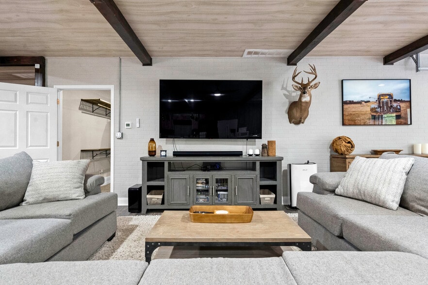 More Photos Of 11155 Hubbard Rd, Kansas City Flex For Sale