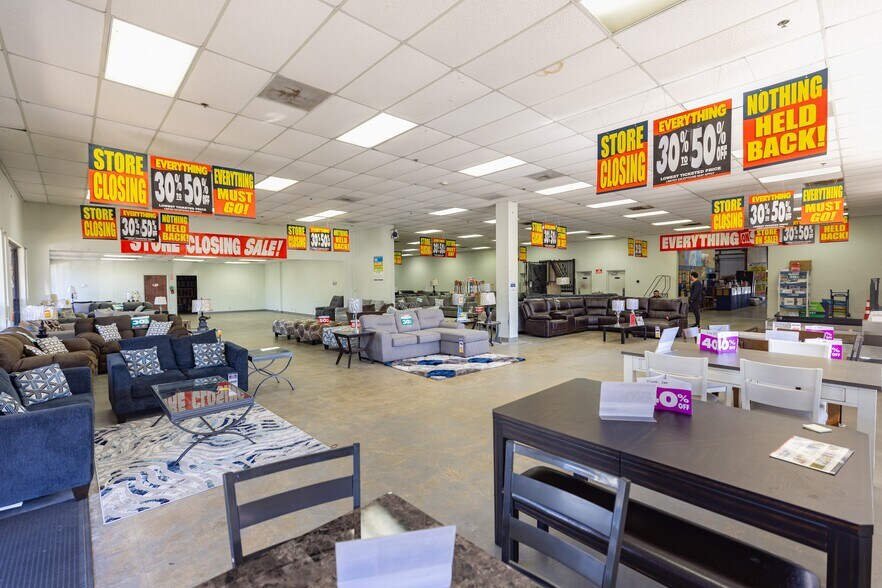 More Photos Of 6588 N Military Trl, West Palm Beach Light Distribution For Lease