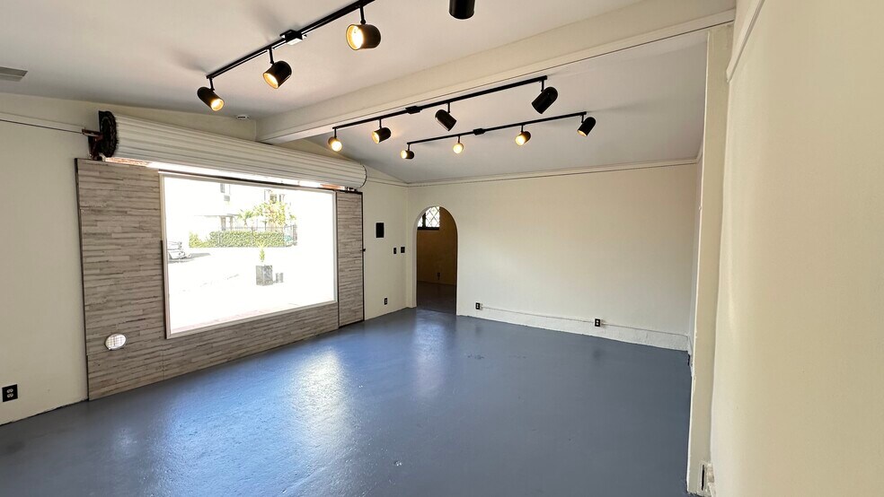 More Photos Of 111 S Dos Caminos Ave, Ventura General Retail For Lease