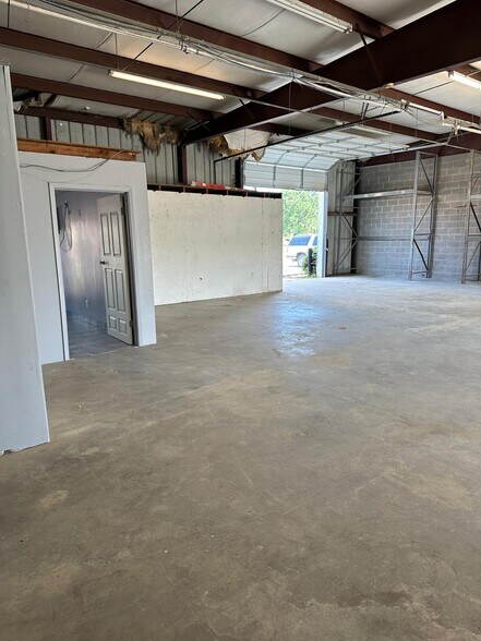 More Photos Of 1617 Peach Leaf St, Houston Warehouse For Lease