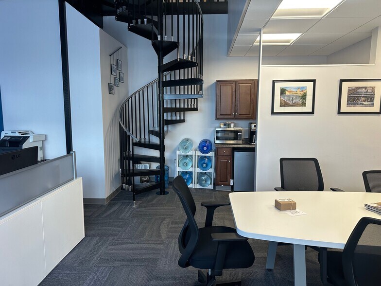 More Photos Of 246 Federal Rd, Brookfield Veterinarian Kennel For Sale