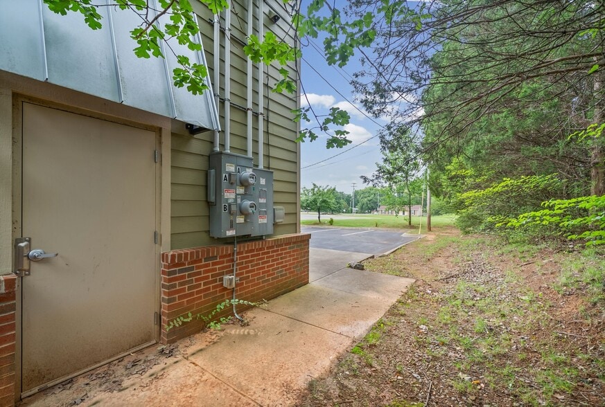 More Photos Of 2231 Stokes Rd, Clarksville Storefront Retail Office For Lease