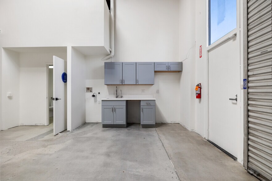 More Photos Of 5731 Palmer Way, Carlsbad Research And Development For Lease