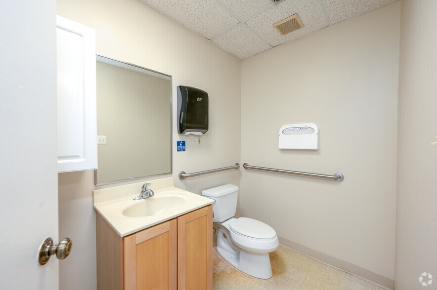 More Photos Of 5602-5654 Shields Dr, Bethesda Medical For Lease
