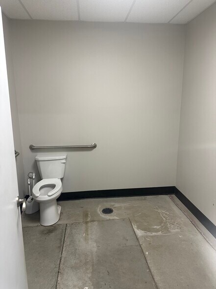 More Photos Of 711-713 Cunningham Dr, Sioux City Warehouse For Lease