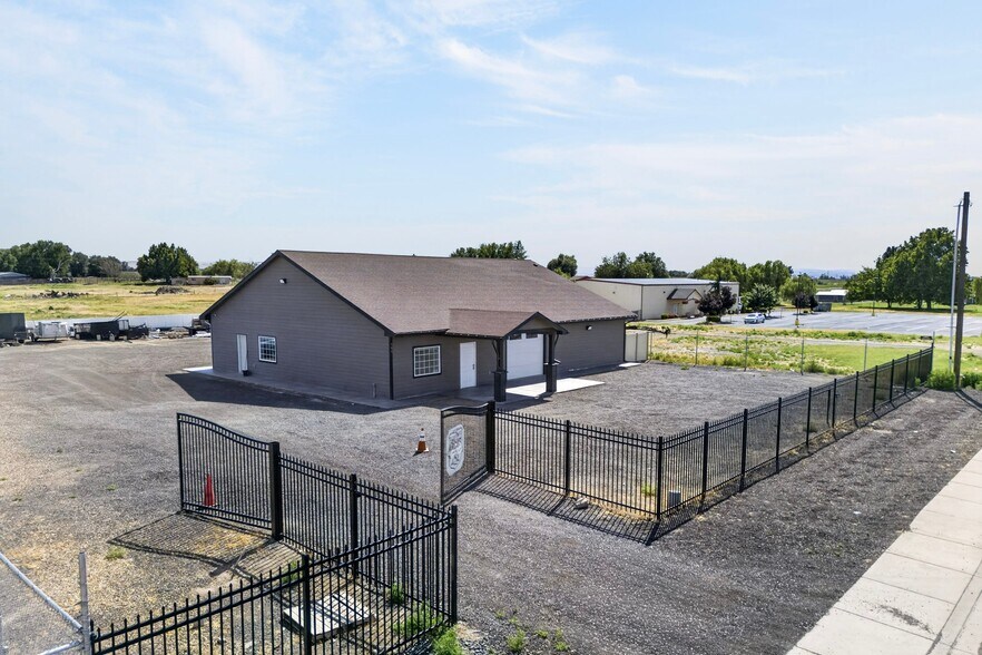 More Photos Of 506 E Stover Rd, Grandview Warehouse For Sale