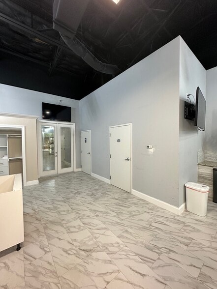 More Photos Of 7901 Kingspointe Pky, Orlando Showroom For Sale