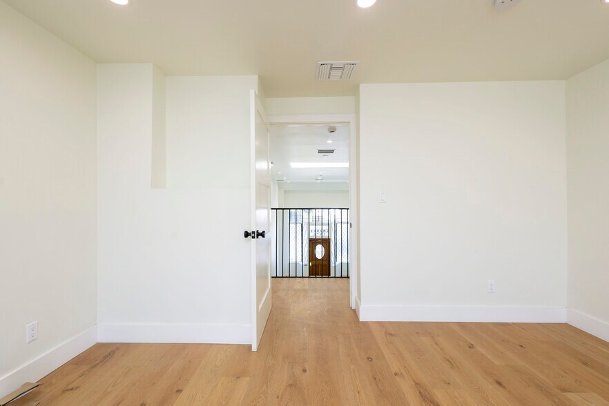 More Photos Of 245-251 S Robertson Blvd, Beverly Hills Storefront Retail Office For Lease