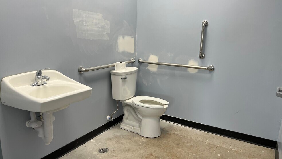 More Photos Of 224 N Stewart Ave, Springfield Warehouse For Lease