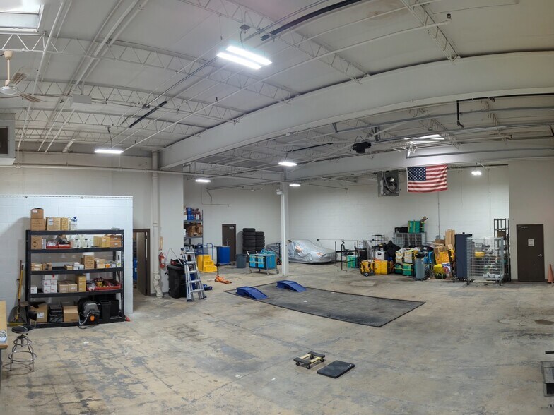 More Photos Of 115 E University Dr, Arlington Heights Warehouse For Lease