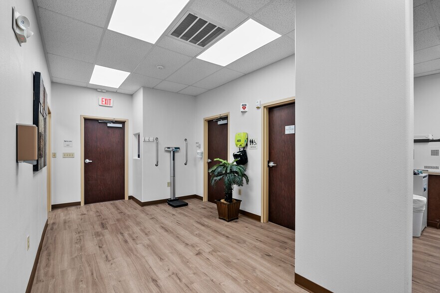 More Photos Of 10611 W Fairmont Pky, La Porte Medical For Lease