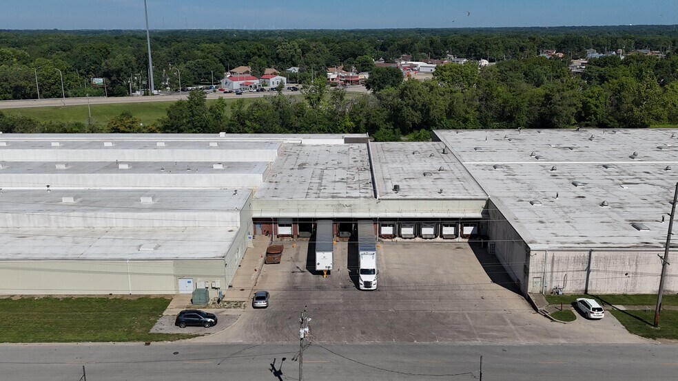 More Photos Of 800 S Gilbert St, Danville Warehouse For Lease