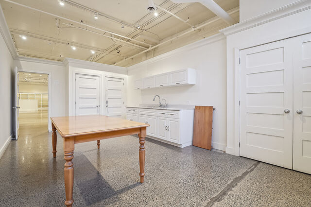 More Photos Of 4360 Ch de la Côte-de-Liesse, Mt Royal Showroom For Lease