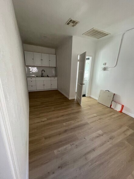 More Photos Of 5438 Huntington Dr S, Los Angeles Showroom For Lease