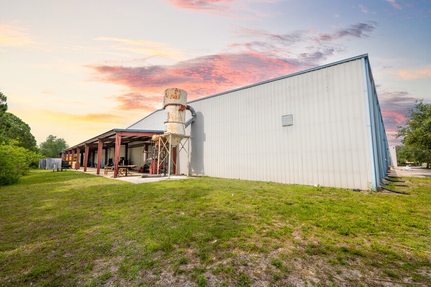 More Photos Of 541 NW Interpark Pl, Port Saint Lucie Manufacturing For Lease