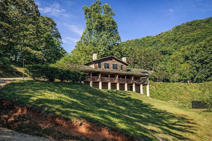 More Photos Of 9400 US-19 W, Bryson City Hotel For Sale