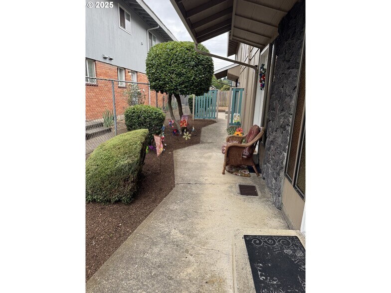 More Photos Of 2510 E 8TH St, Vancouver Apartments For Sale