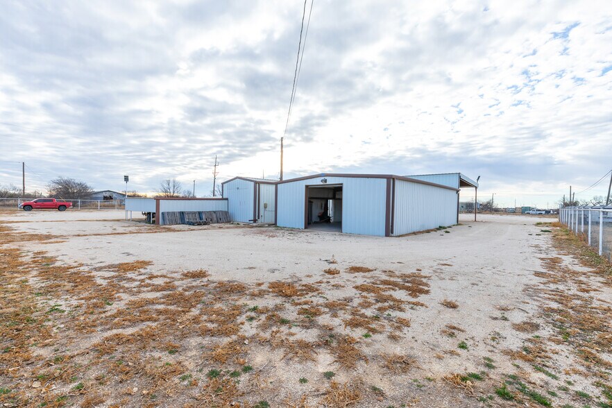 More Photos Of 711 S 3rd Ave, Munday Warehouse For Sale