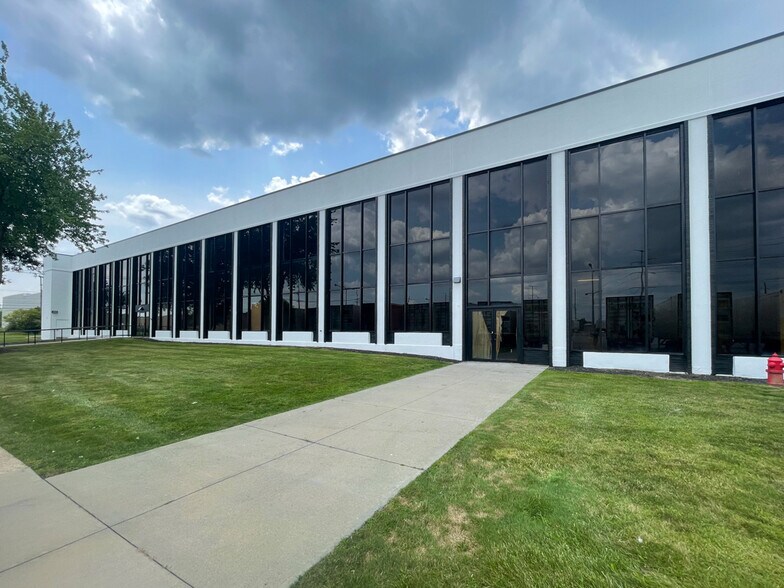 More Photos Of 16485 Rockside Rd, Maple Heights Flex For Lease