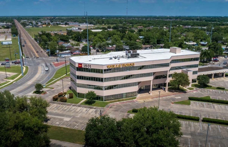 Primary Photo Of 1501 E Mockingbird Ln, Victoria Office For Lease