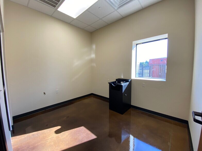 More Photos Of 8921 NW Expressway St, Oklahoma City Warehouse For Lease