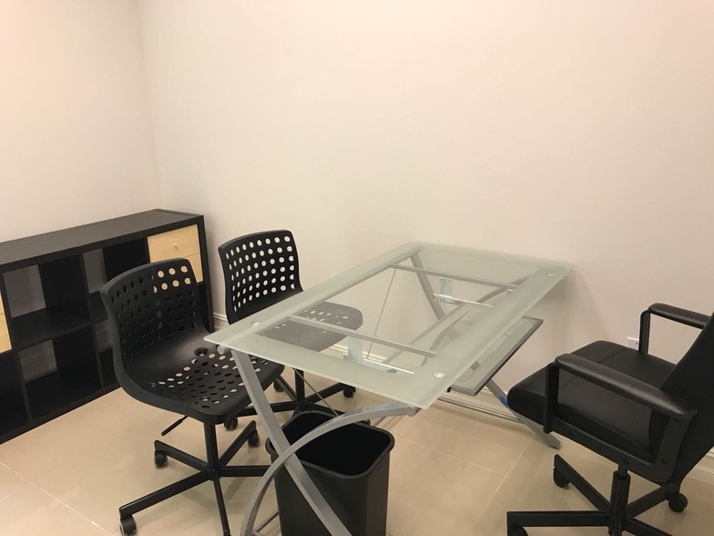 More Photos Of 7901 Kingspointe Pky, Orlando Showroom For Sale