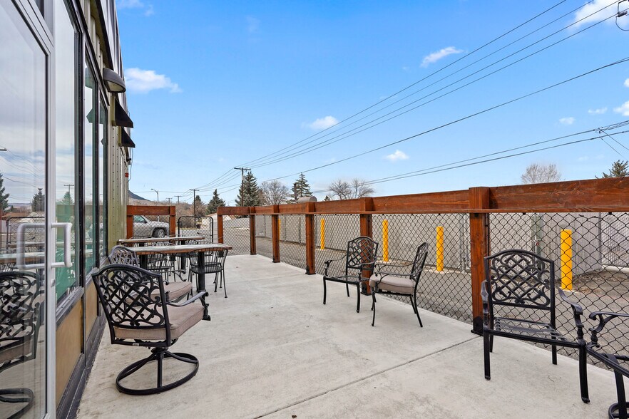 More Photos Of 801 N Fee St, Helena Bar For Sale