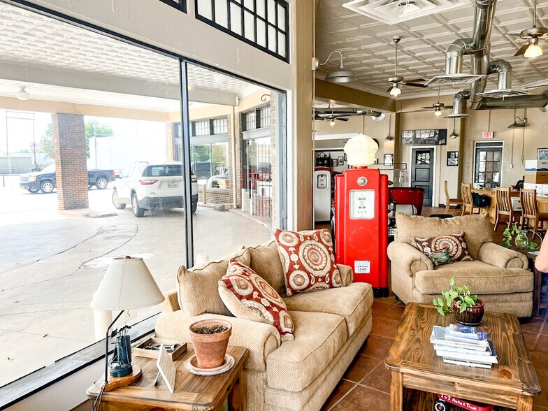More Photos Of 1305 S 1st St, Abilene General Retail For Sale