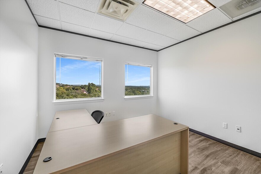 More Photos Of 7 Lakeway Centre Ct N, Lakeway Office For Lease