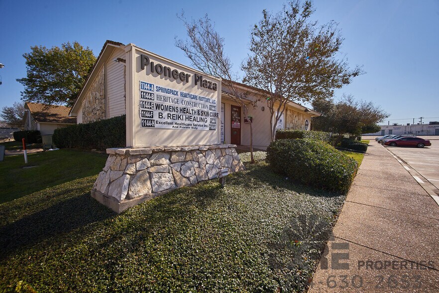 More Photos Of 1116-1126 W Pioneer Pky, Arlington Unknown For Lease