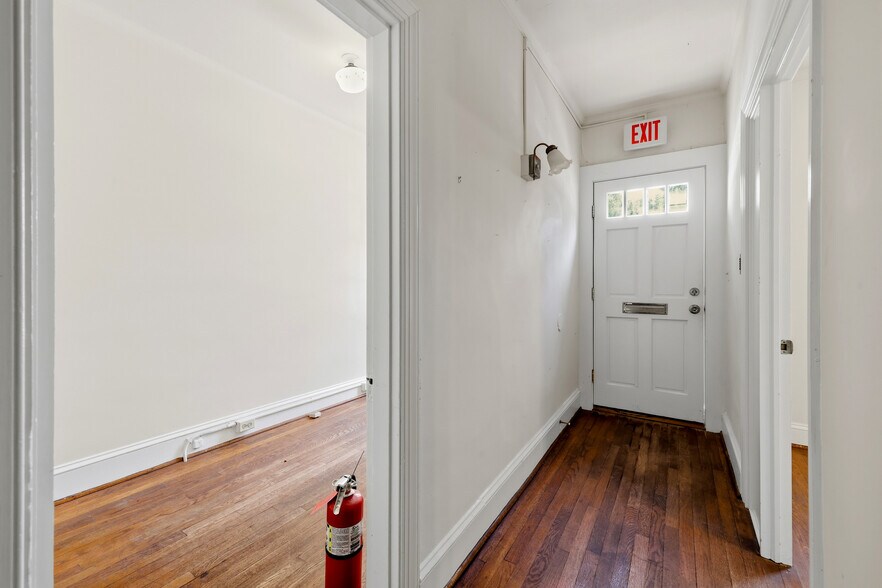 More Photos Of 3 E Market St, Leesburg Office For Sale
