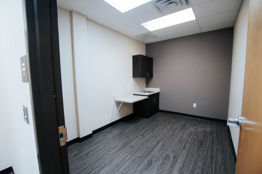 More Photos Of 9870 N Gateway Blvd, El Paso Office For Lease