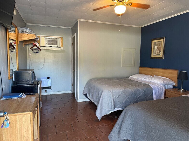 More Photos Of 302 N Main St, Melbourne Hotel For Sale