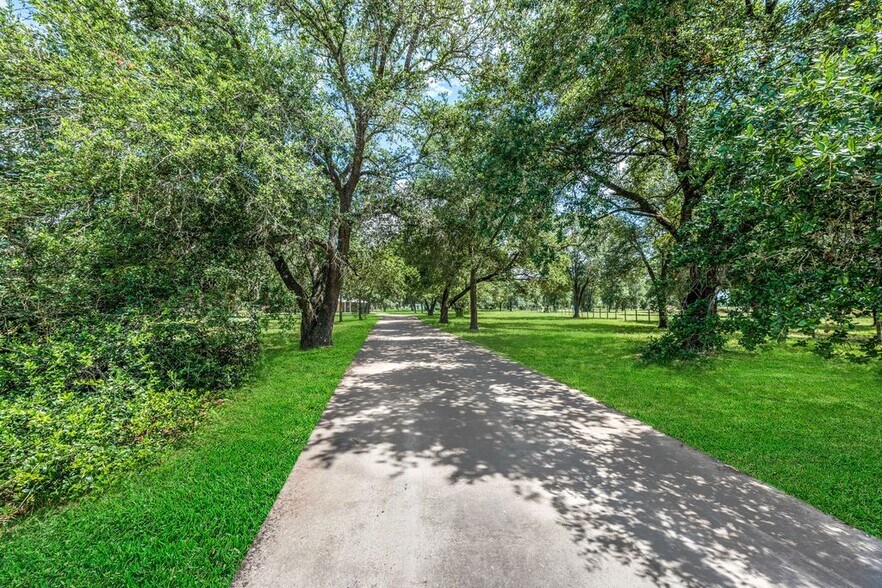 More Photos Of 32956 Londonderry Dr, Waller Warehouse For Sale
