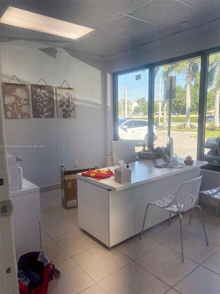 More Photos Of 828 Pembroke Rd, Hallandale Unknown For Lease