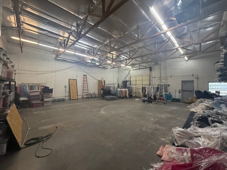 More Photos Of 325 W Melinda Ln, Phoenix Manufacturing For Lease